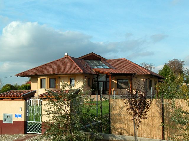 Herceghalom - P+FSZT, 255 m2 - Az üvegtető és a terasz lefedése a ház markáns elemei