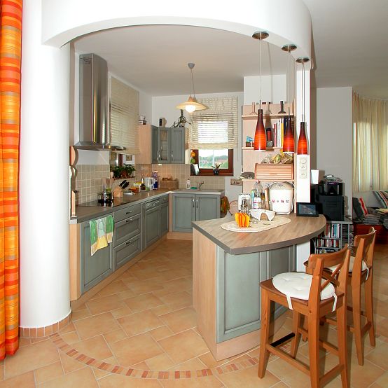 Konyha és reggelizőpult - Jól felszerelt, U-alakú konyha, egy légtérben a nappalival és étkezővel
