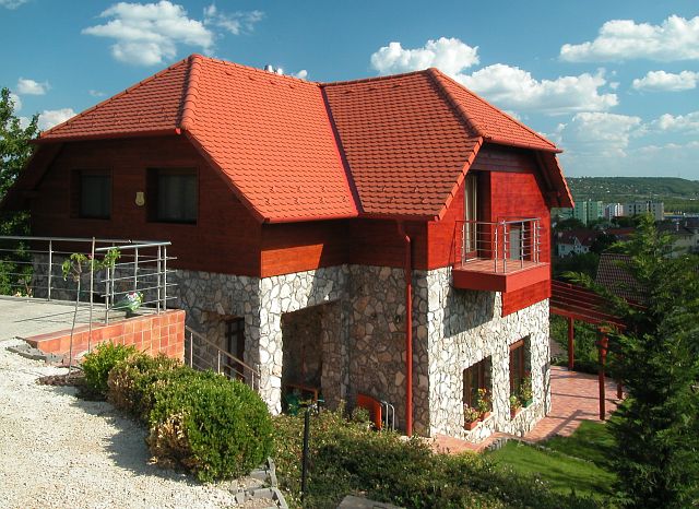 Budaörs - FSZT+TTÉR, 145 m2 - Félszint-eltolásos családi ház a domboldalban