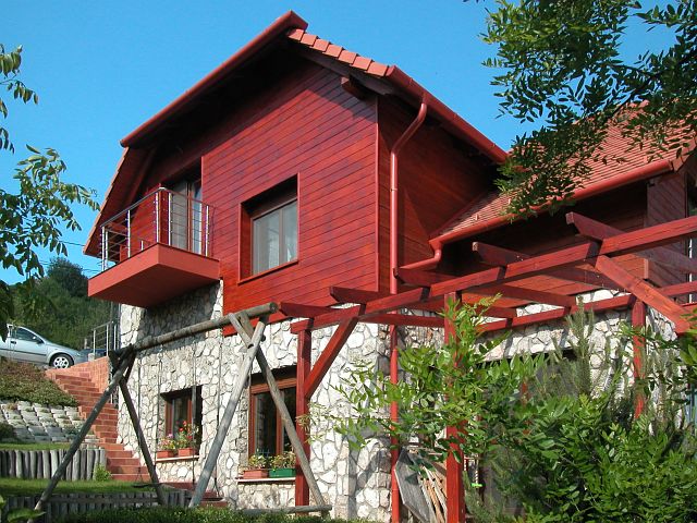Budaörs - FSZT+TTÉR, 145 m2 - A ház szintjei követik a terep lejtését