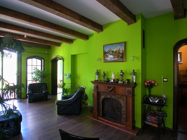 Csömör - FSZT+TTÉR, 207 m2 - Élénk színek és látszó gerendák a nappaliban