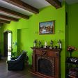 Csömör - FSZT+TTÉR, 207 m2 - Élénk színek és látszó gerendák a nappaliban