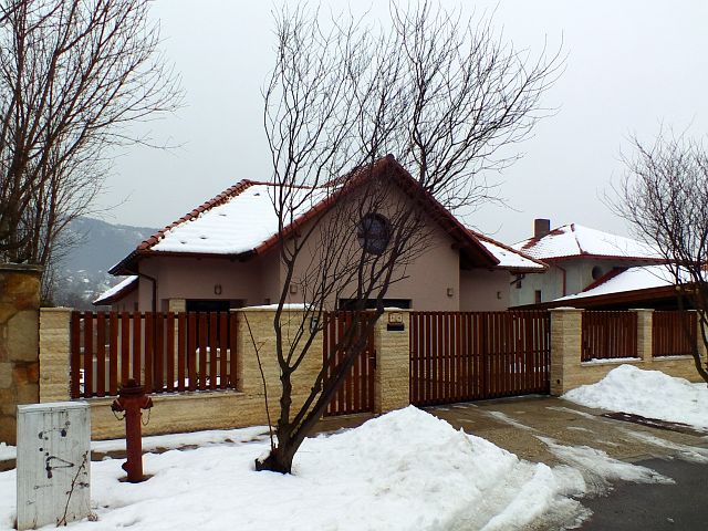 Pilisborosjenő - P+FSZT+TTÉR, 237 m2 - Lejtős telekre épült ház