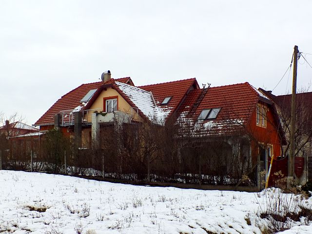 Vácduka - FSZT+TTÉR, 263 m2 - A terep lejtését követő ház