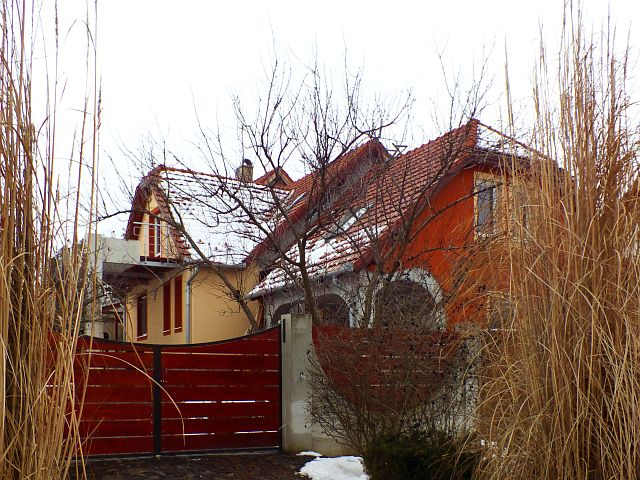 Vácduka - FSZT+TTÉR, 263 m2 - A kerítést is a házzal együtt terveztem