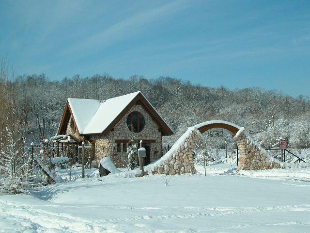 Téli tájkép - A háztető szigetelése olyan jó, hogy a faluban utolsóként olvad le róla a hó