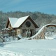 Téli tájkép - A háztető szigetelése olyan jó, hogy a faluban utolsóként olvad le róla a hó