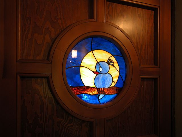 A Boldogság Kék Madara - A bejárati ajtó Tiffany-üvege Ági munkája