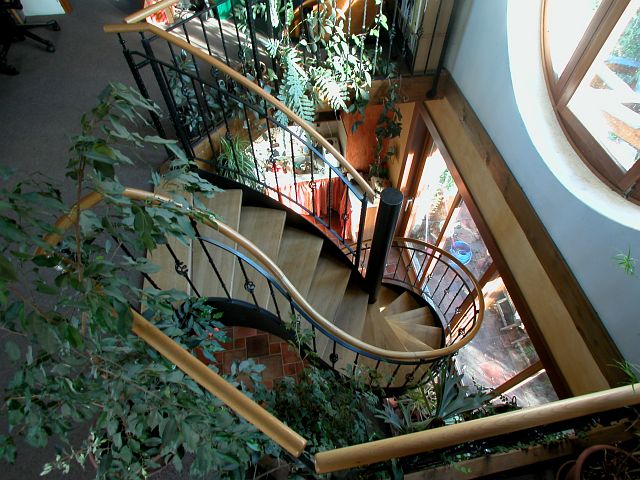 Lépcsőház - A lépcső felül kiszélesedik és szimmetrikusan ér fel a tetőtér közepébe