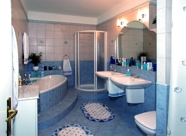 Budapest II., Törökvész út - 103 m2, 2 + 2 félszoba - A lépcsőfok pontosan egy szintben van a fürdőkád aljával, kényelmes és biztonságos