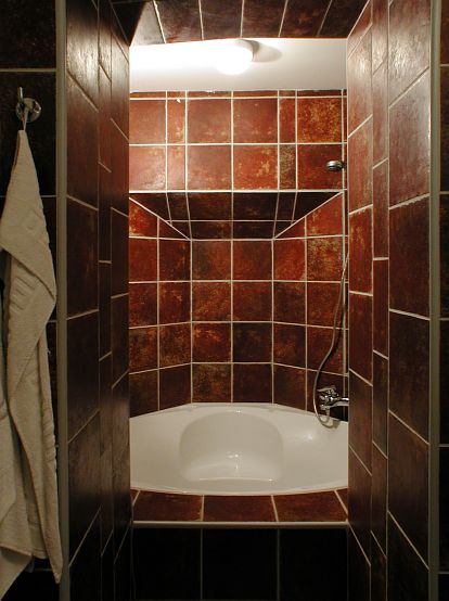 Budapest II., Bimbó utca - 98 m2 + 27 m2 galéria, 1 + 2 félszoba - A törökfürdő-szerű kis helyiséget szó szerint a fürdőkád köré épitettük