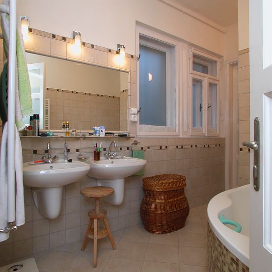 Budapest XI., Szüret utca - 137 m2, 3 + 2 félszoba - A fürdőszobai részt több kis helyiségből nyitottuk össze a lakás átalakításakor