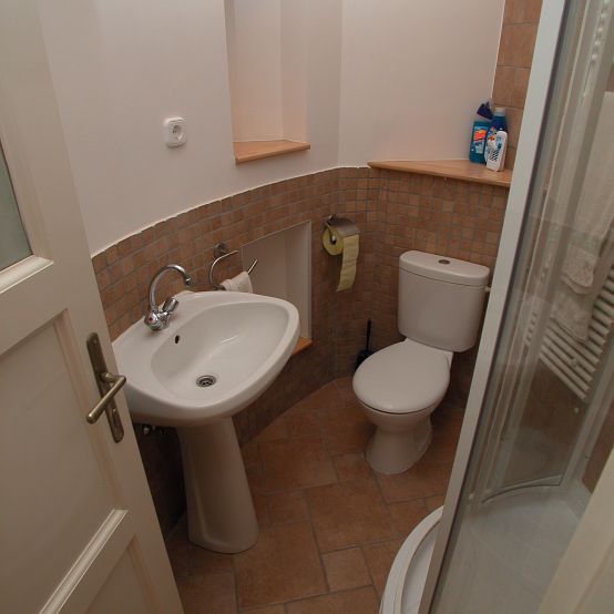 Budapest XI., Szüret utca - 137 m2, 3 + 2 félszoba - Kis vendégmosdó, zuhanyzóval