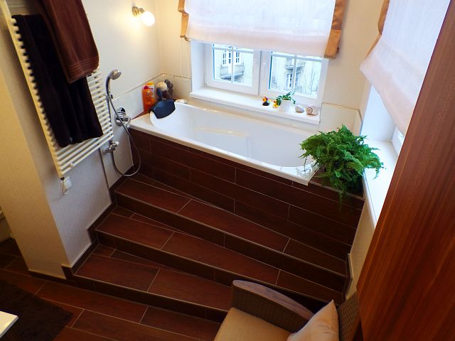 Lépcsők vezetnek fel a panorámás fürdőkádhoz