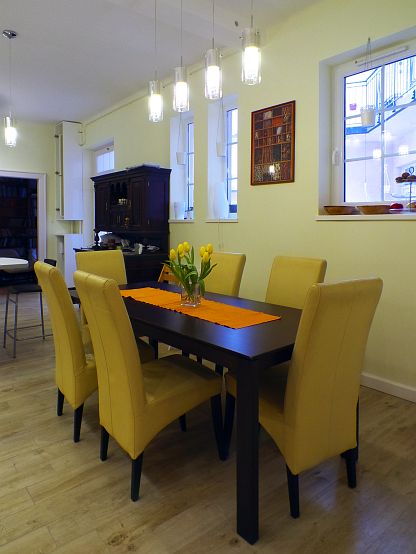 Fiatalos színek, modern illetve régi családi bútorok az étkezőben