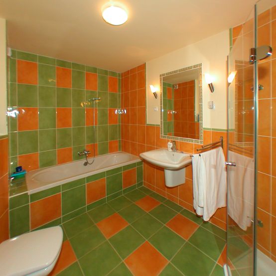 Budapest XI., Bodajk utca - 102 m2, 2 + 2 félszoba - Erős kontrasztú színek a fürdőszobában