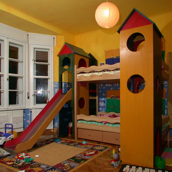 Mesevár-játszótér ággyal kombinálva a gyerekeknek, 2001-ben elkészült munkánk.