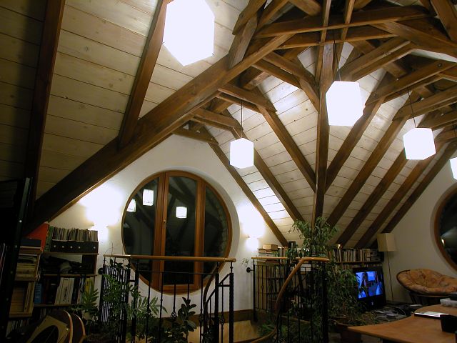 Négy 220 cm átmérőjű kerek ablak világítja be a teljes tetőtéri szintet