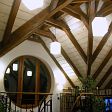 Négy 220 cm átmérőjű kerek ablak világítja be a teljes tetőtéri szintet