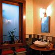 Fürdőszoba - Nagy ablak és kékes burkolat, mégis meleg színekkel