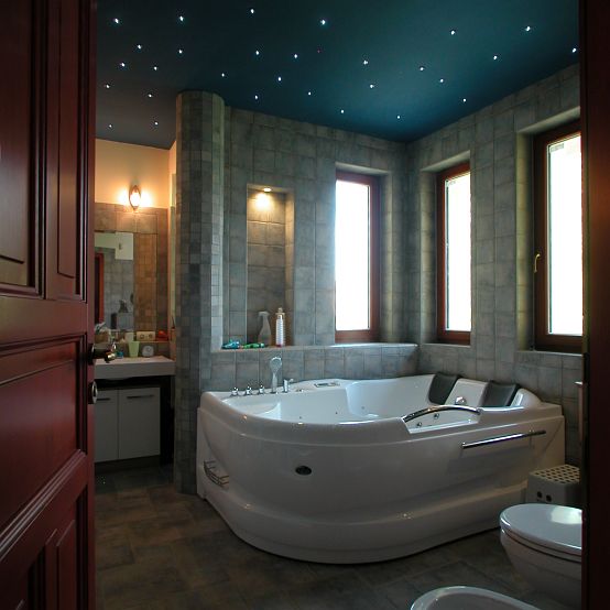 Pezsgőfürdőzés a csillagos ég alatt - illetve itt az emeleti fürdőben... :)