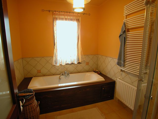 Egyszerű, de mívesen elkészített, jó hangulatú fürdőszoba egy vidéki házikóban.
