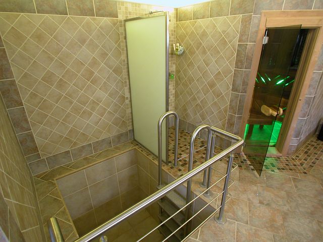 Hobbiszobából rekreációs helyiség lett ennél a házátalakításnál. A szauna mellé nem csak zuhany, de merülőmedence is épült. 