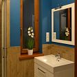 A földszinti fürdőszoba - Fa kinézetű kerámia lap falburkolat és modern vonalvezetés