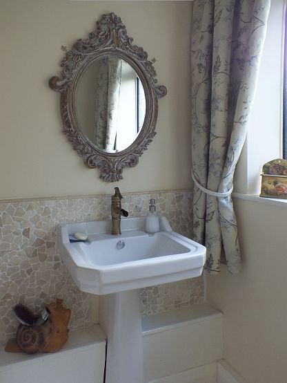Könnyed, francia stílusú, 'shabby chic' fürdőszoba-sarok - travertin mozaikkal és egyedi, réz csapteleppel