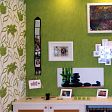 Zöld festés és virágos tapéta a kamaszlány hálószobájában