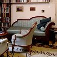 Klasszikus bútorok és funkcionális könyvessarok kontrasztja a polgári lakás nappalijában