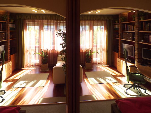 A hálófülke tükrös fala adja az apró nappali tükörképét